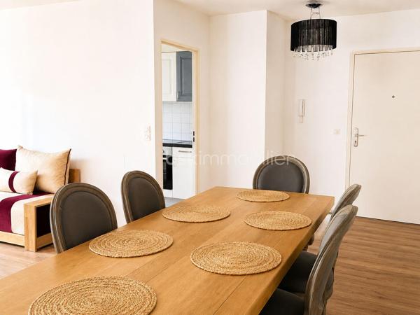 À seulement quelques pas du cœur de La Défense, dans le très recherché quartier République à Puteaux, découvrez un appartement familial rare sur le secteur, alliant volumes généreux, emplacement stratégique et qualité de vie exceptionnelle.

Situé à seulement 4 minutes à pied de la station Esplanade de La Défense (ligne 1) et à 1 minute de la tour The Link, futur siège mondial de TotalEnergies, cet appartement de 113 m² bénéficie d’une localisation privilégiée, idéale pour les familles comme pour les actifs souhaitant conjuguer confort de vie et proximité immédiate du premier quartier d’affaires européen.

Installé au 1er étage d’une résidence familiale, sécurisée et parfaitement entretenue, ce bien profite d’une agréable exposition Sud-Ouest offrant une belle luminosité tout au long de la journée ainsi qu’une vue dégagée sans vis-à-vis, véritable atout en milieu urbain.

Dès l’entrée, vous serez séduits par les volumes et la fonctionnalité des espaces. Le vaste double séjour constitue le cœur de l’appartement. Baigné de lumière naturelle, il s’ouvre sur un agréable balcon permettant de profiter des beaux jours. Cet espace de réception offre de nombreuses possibilités d’aménagement et peut facilement accueillir une quatrième chambre pour répondre à l’évolution de vos besoins familiaux.

L’espace nuit se compose de trois belles chambres, offrant calme, confort et intimité à chaque membre de la famille.

La cuisine indépendante, spacieuse et fonctionnelle, permet de cuisiner dans un espace dédié tout en conservant une séparation appréciable avec les pièces de vie.

L’appartement dispose également de deux salles de bains, particulièrement pratiques pour une famille, ainsi que d’un WC indépendant.

De nombreux rangements intégrés optimisent l’organisation du quotidien et renforcent le caractère fonctionnel du logement.

Pour compléter ce bien, vous bénéficierez d’une cave ainsi que d’une place de parking privative, deux prestations particulièrement recherchées dans le secteur.

Le quartier République est particulièrement apprécié pour son ambiance familiale, son cadre de vie agréable et sa proximité immédiate avec toutes les commodités :

• Commerces et services du quotidien à quelques minutes à pied ;
• Écoles maternelles et primaires ;
• Collèges ;
• Crèches ;
• Transports en commun ;
• Quartier d’affaires de La Défense accessible en quelques minutes.



Côté charges, la résidence offre un excellent niveau de services avec des charges mensuelles de 333 €, comprenant le chauffage, l’eau chaude, l’eau froide, l’entretien des parties communes ainsi que la présence d’un gardien.

Taxe foncière : 1 100 € par an.