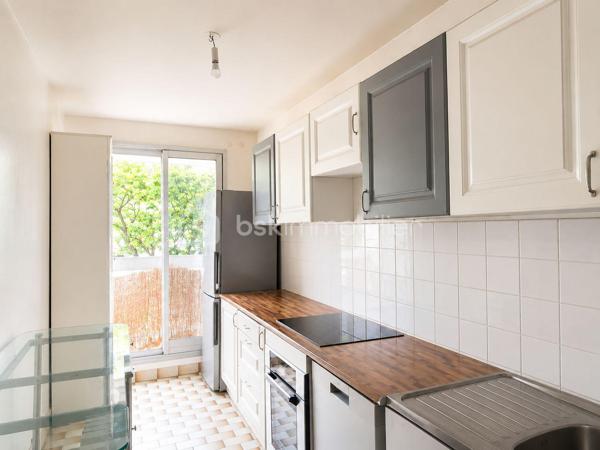 À seulement quelques pas du cœur de La Défense, dans le très recherché quartier République à Puteaux, découvrez un appartement familial rare sur le secteur, alliant volumes généreux, emplacement stratégique et qualité de vie exceptionnelle.

Situé à seulement 4 minutes à pied de la station Esplanade de La Défense (ligne 1) et à 1 minute de la tour The Link, futur siège mondial de TotalEnergies, cet appartement de 113 m² bénéficie d’une localisation privilégiée, idéale pour les familles comme pour les actifs souhaitant conjuguer confort de vie et proximité immédiate du premier quartier d’affaires européen.

Installé au 1er étage d’une résidence familiale, sécurisée et parfaitement entretenue, ce bien profite d’une agréable exposition Sud-Ouest offrant une belle luminosité tout au long de la journée ainsi qu’une vue dégagée sans vis-à-vis, véritable atout en milieu urbain.

Dès l’entrée, vous serez séduits par les volumes et la fonctionnalité des espaces. Le vaste double séjour constitue le cœur de l’appartement. Baigné de lumière naturelle, il s’ouvre sur un agréable balcon permettant de profiter des beaux jours. Cet espace de réception offre de nombreuses possibilités d’aménagement et peut facilement accueillir une quatrième chambre pour répondre à l’évolution de vos besoins familiaux.

L’espace nuit se compose de trois belles chambres, offrant calme, confort et intimité à chaque membre de la famille.

La cuisine indépendante, spacieuse et fonctionnelle, permet de cuisiner dans un espace dédié tout en conservant une séparation appréciable avec les pièces de vie.

L’appartement dispose également de deux salles de bains, particulièrement pratiques pour une famille, ainsi que d’un WC indépendant.

De nombreux rangements intégrés optimisent l’organisation du quotidien et renforcent le caractère fonctionnel du logement.

Pour compléter ce bien, vous bénéficierez d’une cave ainsi que d’une place de parking privative, deux prestations particulièrement recherchées dans le secteur.

Le quartier République est particulièrement apprécié pour son ambiance familiale, son cadre de vie agréable et sa proximité immédiate avec toutes les commodités :

• Commerces et services du quotidien à quelques minutes à pied ;
• Écoles maternelles et primaires ;
• Collèges ;
• Crèches ;
• Transports en commun ;
• Quartier d’affaires de La Défense accessible en quelques minutes.



Côté charges, la résidence offre un excellent niveau de services avec des charges mensuelles de 333 €, comprenant le chauffage, l’eau chaude, l’eau froide, l’entretien des parties communes ainsi que la présence d’un gardien.

Taxe foncière : 1 100 € par an.