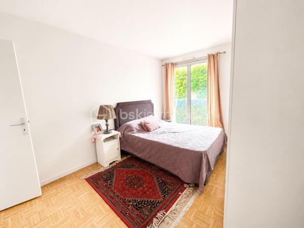 À seulement quelques pas du cœur de La Défense, dans le très recherché quartier République à Puteaux, découvrez un appartement familial rare sur le secteur, alliant volumes généreux, emplacement stratégique et qualité de vie exceptionnelle.

Situé à seulement 4 minutes à pied de la station Esplanade de La Défense (ligne 1) et à 1 minute de la tour The Link, futur siège mondial de TotalEnergies, cet appartement de 113 m² bénéficie d’une localisation privilégiée, idéale pour les familles comme pour les actifs souhaitant conjuguer confort de vie et proximité immédiate du premier quartier d’affaires européen.

Installé au 1er étage d’une résidence familiale, sécurisée et parfaitement entretenue, ce bien profite d’une agréable exposition Sud-Ouest offrant une belle luminosité tout au long de la journée ainsi qu’une vue dégagée sans vis-à-vis, véritable atout en milieu urbain.

Dès l’entrée, vous serez séduits par les volumes et la fonctionnalité des espaces. Le vaste double séjour constitue le cœur de l’appartement. Baigné de lumière naturelle, il s’ouvre sur un agréable balcon permettant de profiter des beaux jours. Cet espace de réception offre de nombreuses possibilités d’aménagement et peut facilement accueillir une quatrième chambre pour répondre à l’évolution de vos besoins familiaux.

L’espace nuit se compose de trois belles chambres, offrant calme, confort et intimité à chaque membre de la famille.

La cuisine indépendante, spacieuse et fonctionnelle, permet de cuisiner dans un espace dédié tout en conservant une séparation appréciable avec les pièces de vie.

L’appartement dispose également de deux salles de bains, particulièrement pratiques pour une famille, ainsi que d’un WC indépendant.

De nombreux rangements intégrés optimisent l’organisation du quotidien et renforcent le caractère fonctionnel du logement.

Pour compléter ce bien, vous bénéficierez d’une cave ainsi que d’une place de parking privative, deux prestations particulièrement recherchées dans le secteur.

Le quartier République est particulièrement apprécié pour son ambiance familiale, son cadre de vie agréable et sa proximité immédiate avec toutes les commodités :

• Commerces et services du quotidien à quelques minutes à pied ;
• Écoles maternelles et primaires ;
• Collèges ;
• Crèches ;
• Transports en commun ;
• Quartier d’affaires de La Défense accessible en quelques minutes.



Côté charges, la résidence offre un excellent niveau de services avec des charges mensuelles de 333 €, comprenant le chauffage, l’eau chaude, l’eau froide, l’entretien des parties communes ainsi que la présence d’un gardien.

Taxe foncière : 1 100 € par an.