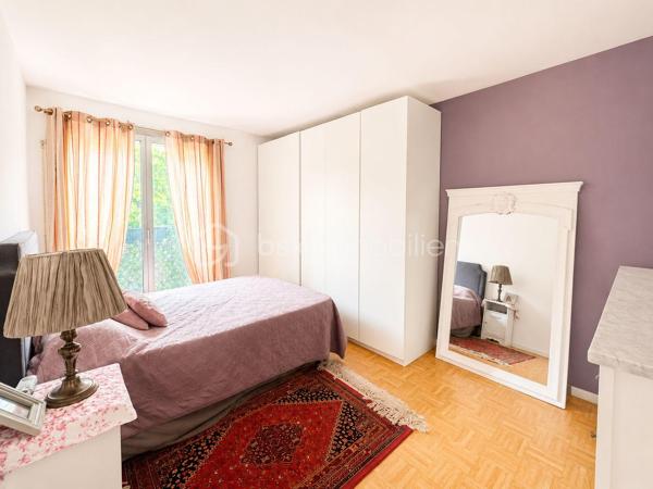 À seulement quelques pas du cœur de La Défense, dans le très recherché quartier République à Puteaux, découvrez un appartement familial rare sur le secteur, alliant volumes généreux, emplacement stratégique et qualité de vie exceptionnelle.

Situé à seulement 4 minutes à pied de la station Esplanade de La Défense (ligne 1) et à 1 minute de la tour The Link, futur siège mondial de TotalEnergies, cet appartement de 113 m² bénéficie d’une localisation privilégiée, idéale pour les familles comme pour les actifs souhaitant conjuguer confort de vie et proximité immédiate du premier quartier d’affaires européen.

Installé au 1er étage d’une résidence familiale, sécurisée et parfaitement entretenue, ce bien profite d’une agréable exposition Sud-Ouest offrant une belle luminosité tout au long de la journée ainsi qu’une vue dégagée sans vis-à-vis, véritable atout en milieu urbain.

Dès l’entrée, vous serez séduits par les volumes et la fonctionnalité des espaces. Le vaste double séjour constitue le cœur de l’appartement. Baigné de lumière naturelle, il s’ouvre sur un agréable balcon permettant de profiter des beaux jours. Cet espace de réception offre de nombreuses possibilités d’aménagement et peut facilement accueillir une quatrième chambre pour répondre à l’évolution de vos besoins familiaux.

L’espace nuit se compose de trois belles chambres, offrant calme, confort et intimité à chaque membre de la famille.

La cuisine indépendante, spacieuse et fonctionnelle, permet de cuisiner dans un espace dédié tout en conservant une séparation appréciable avec les pièces de vie.

L’appartement dispose également de deux salles de bains, particulièrement pratiques pour une famille, ainsi que d’un WC indépendant.

De nombreux rangements intégrés optimisent l’organisation du quotidien et renforcent le caractère fonctionnel du logement.

Pour compléter ce bien, vous bénéficierez d’une cave ainsi que d’une place de parking privative, deux prestations particulièrement recherchées dans le secteur.

Le quartier République est particulièrement apprécié pour son ambiance familiale, son cadre de vie agréable et sa proximité immédiate avec toutes les commodités :

• Commerces et services du quotidien à quelques minutes à pied ;
• Écoles maternelles et primaires ;
• Collèges ;
• Crèches ;
• Transports en commun ;
• Quartier d’affaires de La Défense accessible en quelques minutes.



Côté charges, la résidence offre un excellent niveau de services avec des charges mensuelles de 333 €, comprenant le chauffage, l’eau chaude, l’eau froide, l’entretien des parties communes ainsi que la présence d’un gardien.

Taxe foncière : 1 100 € par an.