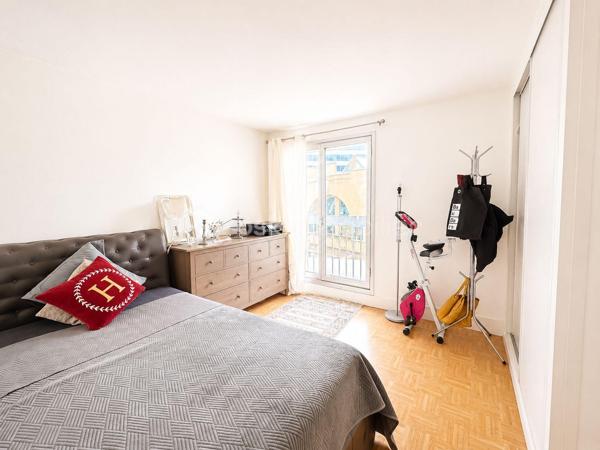 À seulement quelques pas du cœur de La Défense, dans le très recherché quartier République à Puteaux, découvrez un appartement familial rare sur le secteur, alliant volumes généreux, emplacement stratégique et qualité de vie exceptionnelle.

Situé à seulement 4 minutes à pied de la station Esplanade de La Défense (ligne 1) et à 1 minute de la tour The Link, futur siège mondial de TotalEnergies, cet appartement de 113 m² bénéficie d’une localisation privilégiée, idéale pour les familles comme pour les actifs souhaitant conjuguer confort de vie et proximité immédiate du premier quartier d’affaires européen.

Installé au 1er étage d’une résidence familiale, sécurisée et parfaitement entretenue, ce bien profite d’une agréable exposition Sud-Ouest offrant une belle luminosité tout au long de la journée ainsi qu’une vue dégagée sans vis-à-vis, véritable atout en milieu urbain.

Dès l’entrée, vous serez séduits par les volumes et la fonctionnalité des espaces. Le vaste double séjour constitue le cœur de l’appartement. Baigné de lumière naturelle, il s’ouvre sur un agréable balcon permettant de profiter des beaux jours. Cet espace de réception offre de nombreuses possibilités d’aménagement et peut facilement accueillir une quatrième chambre pour répondre à l’évolution de vos besoins familiaux.

L’espace nuit se compose de trois belles chambres, offrant calme, confort et intimité à chaque membre de la famille.

La cuisine indépendante, spacieuse et fonctionnelle, permet de cuisiner dans un espace dédié tout en conservant une séparation appréciable avec les pièces de vie.

L’appartement dispose également de deux salles de bains, particulièrement pratiques pour une famille, ainsi que d’un WC indépendant.

De nombreux rangements intégrés optimisent l’organisation du quotidien et renforcent le caractère fonctionnel du logement.

Pour compléter ce bien, vous bénéficierez d’une cave ainsi que d’une place de parking privative, deux prestations particulièrement recherchées dans le secteur.

Le quartier République est particulièrement apprécié pour son ambiance familiale, son cadre de vie agréable et sa proximité immédiate avec toutes les commodités :

• Commerces et services du quotidien à quelques minutes à pied ;
• Écoles maternelles et primaires ;
• Collèges ;
• Crèches ;
• Transports en commun ;
• Quartier d’affaires de La Défense accessible en quelques minutes.



Côté charges, la résidence offre un excellent niveau de services avec des charges mensuelles de 333 €, comprenant le chauffage, l’eau chaude, l’eau froide, l’entretien des parties communes ainsi que la présence d’un gardien.

Taxe foncière : 1 100 € par an.