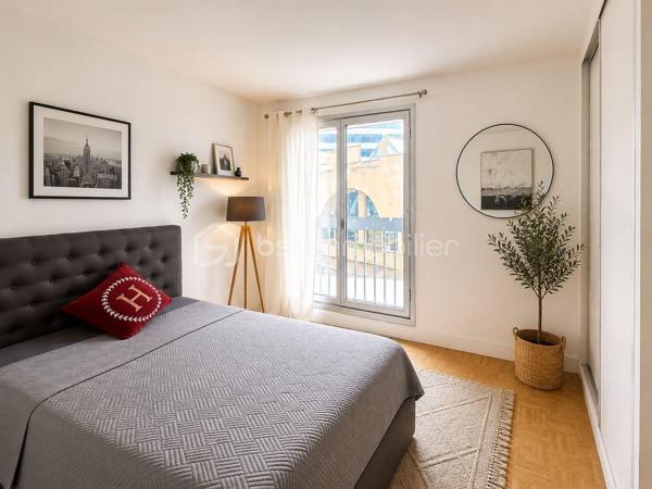 À seulement quelques pas du cœur de La Défense, dans le très recherché quartier République à Puteaux, découvrez un appartement familial rare sur le secteur, alliant volumes généreux, emplacement stratégique et qualité de vie exceptionnelle.

Situé à seulement 4 minutes à pied de la station Esplanade de La Défense (ligne 1) et à 1 minute de la tour The Link, futur siège mondial de TotalEnergies, cet appartement de 113 m² bénéficie d’une localisation privilégiée, idéale pour les familles comme pour les actifs souhaitant conjuguer confort de vie et proximité immédiate du premier quartier d’affaires européen.

Installé au 1er étage d’une résidence familiale, sécurisée et parfaitement entretenue, ce bien profite d’une agréable exposition Sud-Ouest offrant une belle luminosité tout au long de la journée ainsi qu’une vue dégagée sans vis-à-vis, véritable atout en milieu urbain.

Dès l’entrée, vous serez séduits par les volumes et la fonctionnalité des espaces. Le vaste double séjour constitue le cœur de l’appartement. Baigné de lumière naturelle, il s’ouvre sur un agréable balcon permettant de profiter des beaux jours. Cet espace de réception offre de nombreuses possibilités d’aménagement et peut facilement accueillir une quatrième chambre pour répondre à l’évolution de vos besoins familiaux.

L’espace nuit se compose de trois belles chambres, offrant calme, confort et intimité à chaque membre de la famille.

La cuisine indépendante, spacieuse et fonctionnelle, permet de cuisiner dans un espace dédié tout en conservant une séparation appréciable avec les pièces de vie.

L’appartement dispose également de deux salles de bains, particulièrement pratiques pour une famille, ainsi que d’un WC indépendant.

De nombreux rangements intégrés optimisent l’organisation du quotidien et renforcent le caractère fonctionnel du logement.

Pour compléter ce bien, vous bénéficierez d’une cave ainsi que d’une place de parking privative, deux prestations particulièrement recherchées dans le secteur.

Le quartier République est particulièrement apprécié pour son ambiance familiale, son cadre de vie agréable et sa proximité immédiate avec toutes les commodités :

• Commerces et services du quotidien à quelques minutes à pied ;
• Écoles maternelles et primaires ;
• Collèges ;
• Crèches ;
• Transports en commun ;
• Quartier d’affaires de La Défense accessible en quelques minutes.



Côté charges, la résidence offre un excellent niveau de services avec des charges mensuelles de 333 €, comprenant le chauffage, l’eau chaude, l’eau froide, l’entretien des parties communes ainsi que la présence d’un gardien.

Taxe foncière : 1 100 € par an.