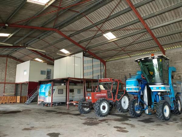 ENTREPOTS 1000 m² avec parking et terrain 3000 m²