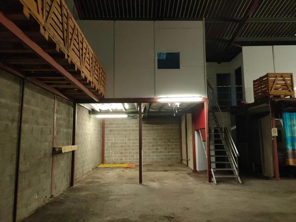 ENTREPOTS 1000 m² avec parking et terrain 3000 m²