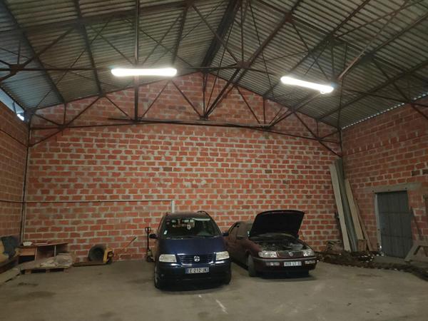 ENTREPOTS 1000 m² avec parking et terrain 3000 m²