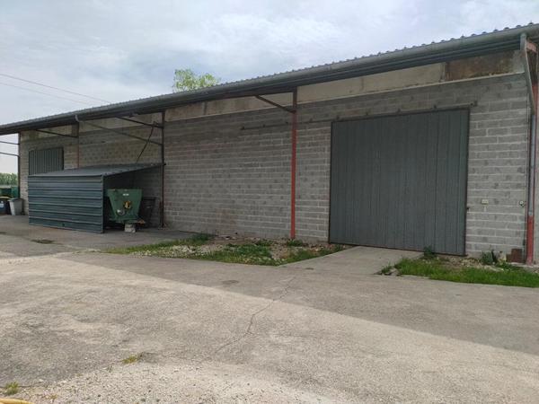 ENTREPOTS 1000 m² avec parking et terrain 3000 m²