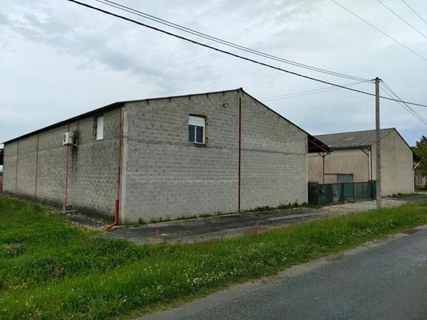 ENTREPOTS 1000 m² avec parking et terrain 3000 m²