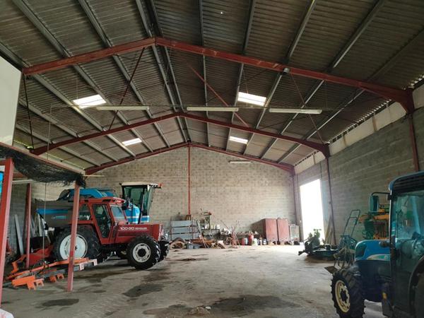 ENTREPOTS 1000 m² avec parking et terrain 3000 m²