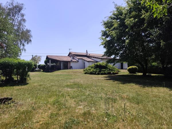 MAISON FAMILIALE A LA CAMPAGNE AVEC PARC ATTENANT