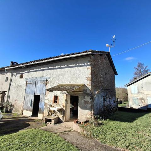 MAISON DE VILLAGE AVEC GRANGE ET TERRAIN