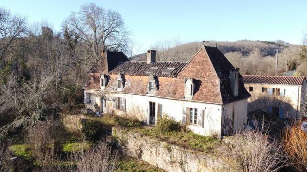 Maison ancienne - Les eyzies Rare propriété comprenant une belle chartreuse du 18ème siècle et un moulin à restaurer, ainsi qu'une grange déjà aménagée en 2 appartements !