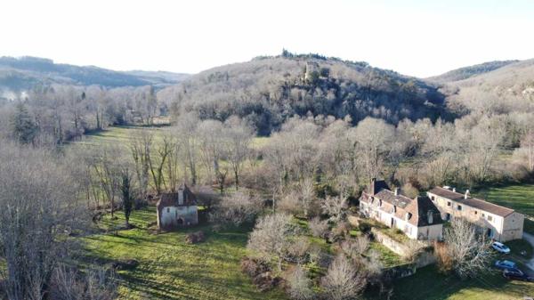 Maison ancienne - Les eyzies Rare propriété comprenant une belle chartreuse du 18ème siècle et un moulin à restaurer, ainsi qu'une grange déjà aménagée en 2 appartements !