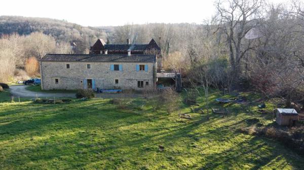 Maison ancienne - Les eyzies Rare propriété comprenant une belle chartreuse du 18ème siècle et un moulin à restaurer, ainsi qu'une grange déjà aménagée en 2 appartements !