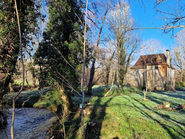 Maison ancienne - Les eyzies Rare propriété comprenant une belle chartreuse du 18ème siècle et un moulin à restaurer, ainsi qu'une grange déjà aménagée en 2 appartements !