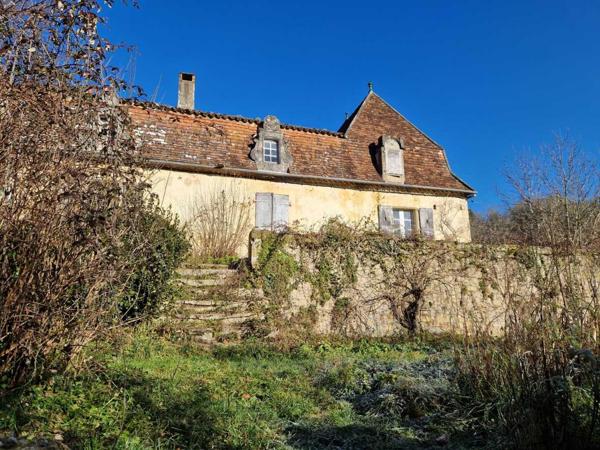 Maison ancienne - Les eyzies Rare propriété comprenant une belle chartreuse du 18ème siècle et un moulin à restaurer, ainsi qu'une grange déjà aménagée en 2 appartements !