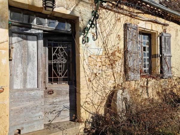 Maison ancienne - Les eyzies Rare propriété comprenant une belle chartreuse du 18ème siècle et un moulin à restaurer, ainsi qu'une grange déjà aménagée en 2 appartements !