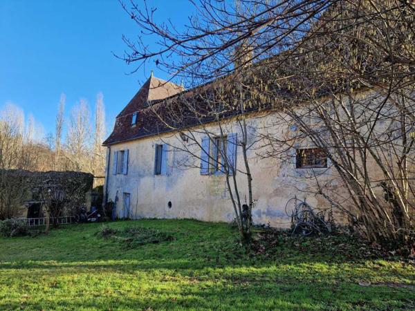 Maison ancienne - Les eyzies Rare propriété comprenant une belle chartreuse du 18ème siècle et un moulin à restaurer, ainsi qu'une grange déjà aménagée en 2 appartements !