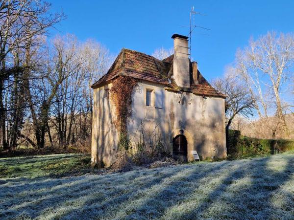 Maison ancienne - Les eyzies Rare propriété comprenant une belle chartreuse du 18ème siècle et un moulin à restaurer, ainsi qu'une grange déjà aménagée en 2 appartements !