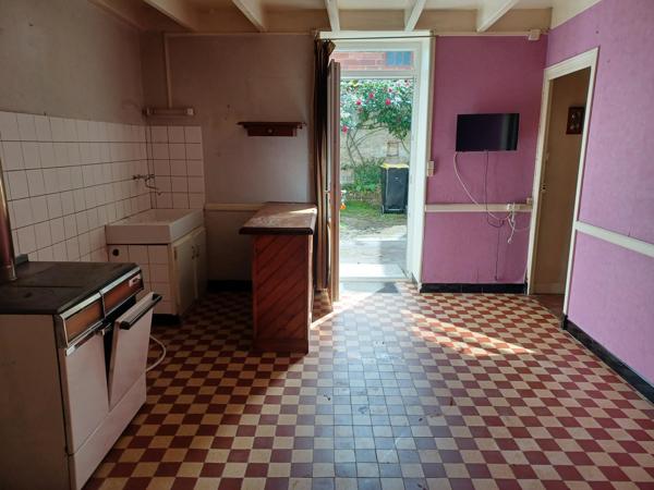 Maison avec dépendances en pierres, cour et jardin