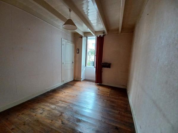 Maison avec dépendances en pierres, cour et jardin