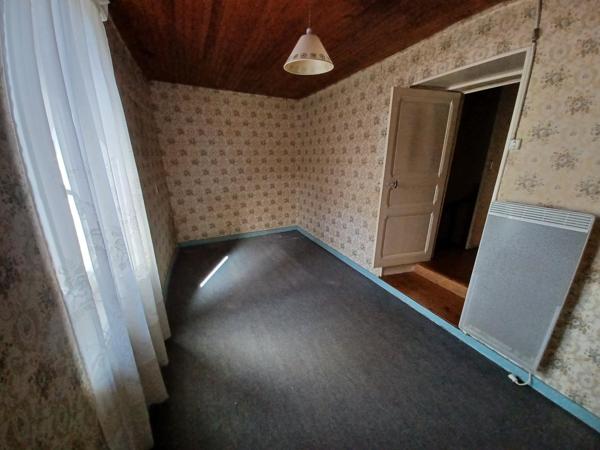 Maison avec dépendances en pierres, cour et jardin