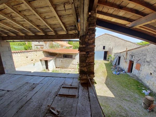 Maison avec dépendances en pierres, cour et jardin