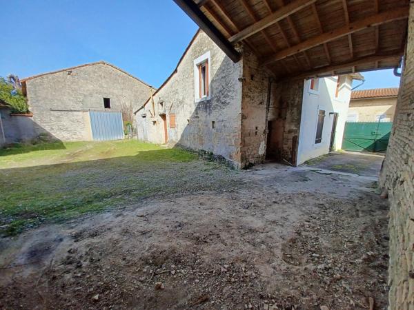 Maison avec dépendances en pierres, cour et jardin