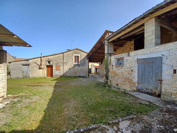 Maison avec dépendances en pierres, cour et jardin