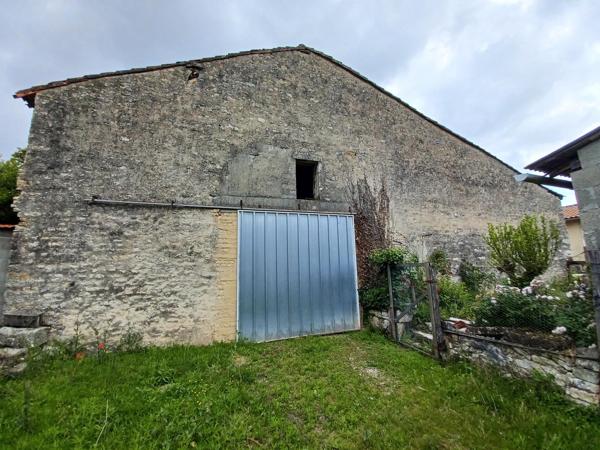 Maison avec dépendances en pierres, cour et jardin
