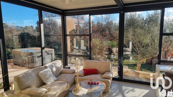 Maison traditionnelle 8 pièces de 242 m² à Tourves (83170)