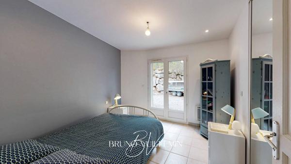 PROPRIETE MODERNE10 PIECES EN POSITION DOMINANTE SUR 1 ha