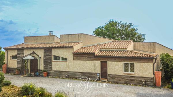 PROPRIETE MODERNE10 PIECES EN POSITION DOMINANTE SUR 1 ha