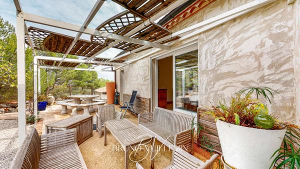 PROPRIETE MODERNE10 PIECES EN POSITION DOMINANTE SUR 1 ha