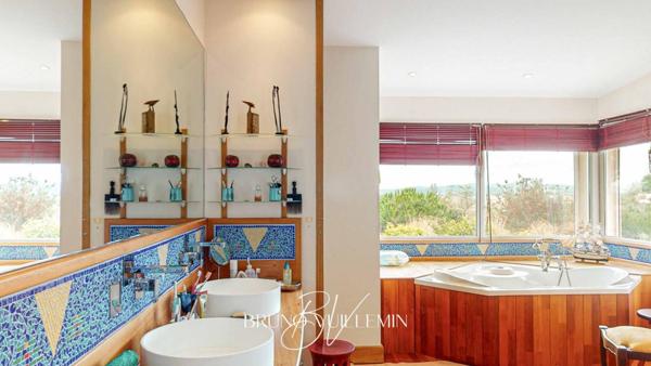 PROPRIETE MODERNE10 PIECES EN POSITION DOMINANTE SUR 1 ha