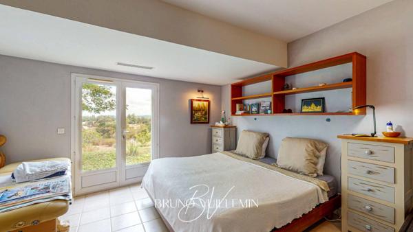 PROPRIETE MODERNE10 PIECES EN POSITION DOMINANTE SUR 1 ha