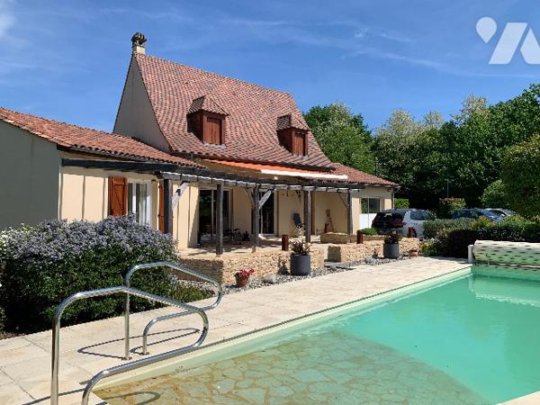 Sur les hauteurs de Sarlat, maison contemporaine avec piscine à débordement. Magnifique vue dégagée.