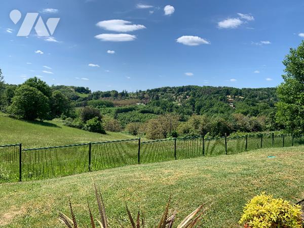 Sur les hauteurs de Sarlat, maison contemporaine avec piscine à débordement. Magnifique vue dégagée.