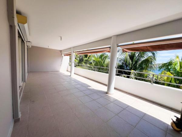 Rare avec très grande terrasse parking vue mer