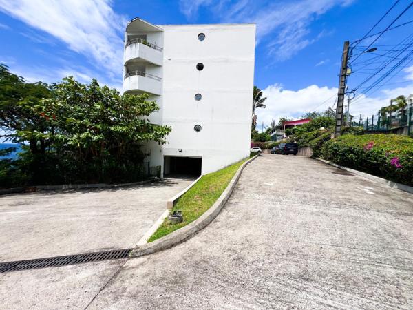 Rare avec très grande terrasse parking vue mer