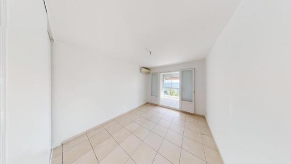 Rare avec très grande terrasse parking vue mer