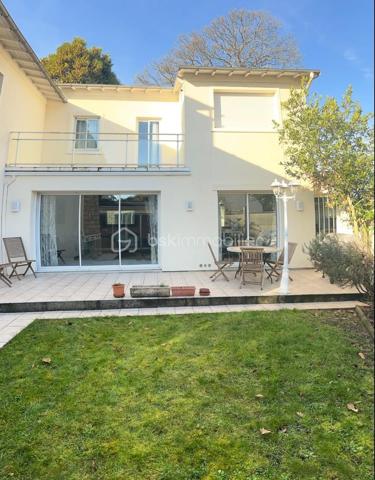 Maison contemporaine haut de gamme avec terrain constructible d'environ 1100 m²

A seulement 15/20 minutes à pied de la gare de Sainte-Geneviève-des-Bois (RER C), découvrez cette superbe maison contemporaine à toit plat, aux prestations haut de gamme et sans aucun travaux à prévoir.

Édifiée sur un magnifique terrain arboré et constructible d'environ 1100 m², cette propriété développe de très beaux volumes sur deux niveaux (rez-de-chaussée + étage) et offre un cadre de vie rare, alliant confort, modernité et potentiel d’évolution.

La maison se compose notamment :

* d’une vaste pièce de vie lumineuse,
* d’une cuisine moderne parfaitement équipée,
* de 4 chambres spacieuses,
* de 2 salles d’eau et 1 salle de bains, 5 wc
* ainsi que de nombreux espaces de rangement.

Les prestations sont de grande qualité : matériaux soignés, finitions impeccables, bonne performance énergétique, aucun travaux à prévoir.

Le terrain, avec arrosage intégré, est entièrement exploitable et constructible, donc représente une véritable opportunité pour :

* un entrepreneur souhaitant allier habitation et activité professionnelle,
* un projet familial,
* ou encore une division parcellaire / projet immobilier.