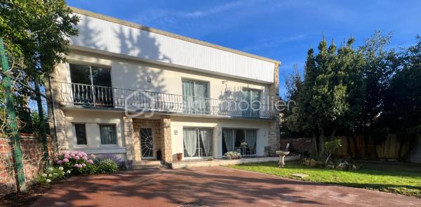 Maison contemporaine haut de gamme avec terrain constructible d'environ 1100 m²

A seulement 15/20 minutes à pied de la gare de Sainte-Geneviève-des-Bois (RER C), découvrez cette superbe maison contemporaine à toit plat, aux prestations haut de gamme et sans aucun travaux à prévoir.

Édifiée sur un magnifique terrain arboré et constructible d'environ 1100 m², cette propriété développe de très beaux volumes sur deux niveaux (rez-de-chaussée + étage) et offre un cadre de vie rare, alliant confort, modernité et potentiel d’évolution.

La maison se compose notamment :

* d’une vaste pièce de vie lumineuse,
* d’une cuisine moderne parfaitement équipée,
* de 4 chambres spacieuses,
* de 2 salles d’eau et 1 salle de bains, 5 wc
* ainsi que de nombreux espaces de rangement.

Les prestations sont de grande qualité : matériaux soignés, finitions impeccables, bonne performance énergétique, aucun travaux à prévoir.

Le terrain, avec arrosage intégré, est entièrement exploitable et constructible, donc représente une véritable opportunité pour :

* un entrepreneur souhaitant allier habitation et activité professionnelle,
* un projet familial,
* ou encore une division parcellaire / projet immobilier.