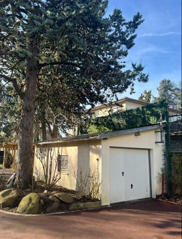 Maison contemporaine haut de gamme avec terrain constructible d'environ 1100 m²

A seulement 15/20 minutes à pied de la gare de Sainte-Geneviève-des-Bois (RER C), découvrez cette superbe maison contemporaine à toit plat, aux prestations haut de gamme et sans aucun travaux à prévoir.

Édifiée sur un magnifique terrain arboré et constructible d'environ 1100 m², cette propriété développe de très beaux volumes sur deux niveaux (rez-de-chaussée + étage) et offre un cadre de vie rare, alliant confort, modernité et potentiel d’évolution.

La maison se compose notamment :

* d’une vaste pièce de vie lumineuse,
* d’une cuisine moderne parfaitement équipée,
* de 4 chambres spacieuses,
* de 2 salles d’eau et 1 salle de bains, 5 wc
* ainsi que de nombreux espaces de rangement.

Les prestations sont de grande qualité : matériaux soignés, finitions impeccables, bonne performance énergétique, aucun travaux à prévoir.

Le terrain, avec arrosage intégré, est entièrement exploitable et constructible, donc représente une véritable opportunité pour :

* un entrepreneur souhaitant allier habitation et activité professionnelle,
* un projet familial,
* ou encore une division parcellaire / projet immobilier.