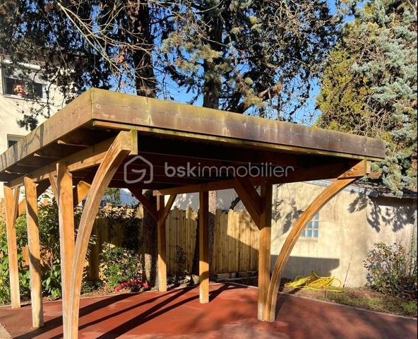 Maison contemporaine haut de gamme avec terrain constructible d'environ 1100 m²

A seulement 15/20 minutes à pied de la gare de Sainte-Geneviève-des-Bois (RER C), découvrez cette superbe maison contemporaine à toit plat, aux prestations haut de gamme et sans aucun travaux à prévoir.

Édifiée sur un magnifique terrain arboré et constructible d'environ 1100 m², cette propriété développe de très beaux volumes sur deux niveaux (rez-de-chaussée + étage) et offre un cadre de vie rare, alliant confort, modernité et potentiel d’évolution.

La maison se compose notamment :

* d’une vaste pièce de vie lumineuse,
* d’une cuisine moderne parfaitement équipée,
* de 4 chambres spacieuses,
* de 2 salles d’eau et 1 salle de bains, 5 wc
* ainsi que de nombreux espaces de rangement.

Les prestations sont de grande qualité : matériaux soignés, finitions impeccables, bonne performance énergétique, aucun travaux à prévoir.

Le terrain, avec arrosage intégré, est entièrement exploitable et constructible, donc représente une véritable opportunité pour :

* un entrepreneur souhaitant allier habitation et activité professionnelle,
* un projet familial,
* ou encore une division parcellaire / projet immobilier.