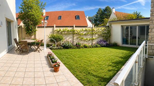 Maison contemporaine haut de gamme avec terrain constructible d'environ 1100 m²

A seulement 15/20 minutes à pied de la gare de Sainte-Geneviève-des-Bois (RER C), découvrez cette superbe maison contemporaine à toit plat, aux prestations haut de gamme et sans aucun travaux à prévoir.

Édifiée sur un magnifique terrain arboré et constructible d'environ 1100 m², cette propriété développe de très beaux volumes sur deux niveaux (rez-de-chaussée + étage) et offre un cadre de vie rare, alliant confort, modernité et potentiel d’évolution.

La maison se compose notamment :

* d’une vaste pièce de vie lumineuse,
* d’une cuisine moderne parfaitement équipée,
* de 4 chambres spacieuses,
* de 2 salles d’eau et 1 salle de bains, 5 wc
* ainsi que de nombreux espaces de rangement.

Les prestations sont de grande qualité : matériaux soignés, finitions impeccables, bonne performance énergétique, aucun travaux à prévoir.

Le terrain, avec arrosage intégré, est entièrement exploitable et constructible, donc représente une véritable opportunité pour :

* un entrepreneur souhaitant allier habitation et activité professionnelle,
* un projet familial,
* ou encore une division parcellaire / projet immobilier.