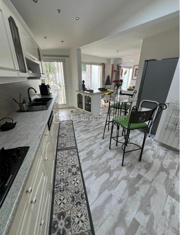Maison contemporaine haut de gamme avec terrain constructible d'environ 1100 m²

A seulement 15/20 minutes à pied de la gare de Sainte-Geneviève-des-Bois (RER C), découvrez cette superbe maison contemporaine à toit plat, aux prestations haut de gamme et sans aucun travaux à prévoir.

Édifiée sur un magnifique terrain arboré et constructible d'environ 1100 m², cette propriété développe de très beaux volumes sur deux niveaux (rez-de-chaussée + étage) et offre un cadre de vie rare, alliant confort, modernité et potentiel d’évolution.

La maison se compose notamment :

* d’une vaste pièce de vie lumineuse,
* d’une cuisine moderne parfaitement équipée,
* de 4 chambres spacieuses,
* de 2 salles d’eau et 1 salle de bains, 5 wc
* ainsi que de nombreux espaces de rangement.

Les prestations sont de grande qualité : matériaux soignés, finitions impeccables, bonne performance énergétique, aucun travaux à prévoir.

Le terrain, avec arrosage intégré, est entièrement exploitable et constructible, donc représente une véritable opportunité pour :

* un entrepreneur souhaitant allier habitation et activité professionnelle,
* un projet familial,
* ou encore une division parcellaire / projet immobilier.
