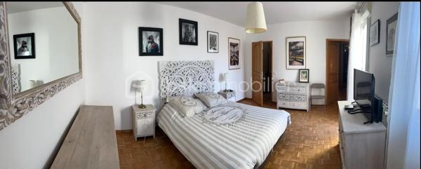 Maison contemporaine haut de gamme avec terrain constructible d'environ 1100 m²

A seulement 15/20 minutes à pied de la gare de Sainte-Geneviève-des-Bois (RER C), découvrez cette superbe maison contemporaine à toit plat, aux prestations haut de gamme et sans aucun travaux à prévoir.

Édifiée sur un magnifique terrain arboré et constructible d'environ 1100 m², cette propriété développe de très beaux volumes sur deux niveaux (rez-de-chaussée + étage) et offre un cadre de vie rare, alliant confort, modernité et potentiel d’évolution.

La maison se compose notamment :

* d’une vaste pièce de vie lumineuse,
* d’une cuisine moderne parfaitement équipée,
* de 4 chambres spacieuses,
* de 2 salles d’eau et 1 salle de bains, 5 wc
* ainsi que de nombreux espaces de rangement.

Les prestations sont de grande qualité : matériaux soignés, finitions impeccables, bonne performance énergétique, aucun travaux à prévoir.

Le terrain, avec arrosage intégré, est entièrement exploitable et constructible, donc représente une véritable opportunité pour :

* un entrepreneur souhaitant allier habitation et activité professionnelle,
* un projet familial,
* ou encore une division parcellaire / projet immobilier.
