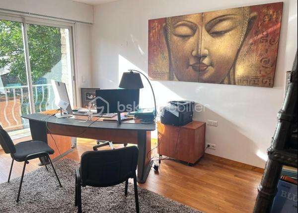 Maison contemporaine haut de gamme avec terrain constructible d'environ 1100 m²

A seulement 15/20 minutes à pied de la gare de Sainte-Geneviève-des-Bois (RER C), découvrez cette superbe maison contemporaine à toit plat, aux prestations haut de gamme et sans aucun travaux à prévoir.

Édifiée sur un magnifique terrain arboré et constructible d'environ 1100 m², cette propriété développe de très beaux volumes sur deux niveaux (rez-de-chaussée + étage) et offre un cadre de vie rare, alliant confort, modernité et potentiel d’évolution.

La maison se compose notamment :

* d’une vaste pièce de vie lumineuse,
* d’une cuisine moderne parfaitement équipée,
* de 4 chambres spacieuses,
* de 2 salles d’eau et 1 salle de bains, 5 wc
* ainsi que de nombreux espaces de rangement.

Les prestations sont de grande qualité : matériaux soignés, finitions impeccables, bonne performance énergétique, aucun travaux à prévoir.

Le terrain, avec arrosage intégré, est entièrement exploitable et constructible, donc représente une véritable opportunité pour :

* un entrepreneur souhaitant allier habitation et activité professionnelle,
* un projet familial,
* ou encore une division parcellaire / projet immobilier.