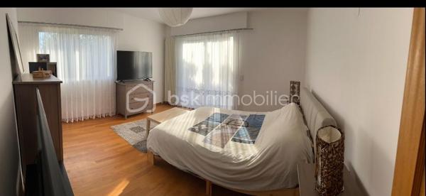 Maison contemporaine haut de gamme avec terrain constructible d'environ 1100 m²

A seulement 15/20 minutes à pied de la gare de Sainte-Geneviève-des-Bois (RER C), découvrez cette superbe maison contemporaine à toit plat, aux prestations haut de gamme et sans aucun travaux à prévoir.

Édifiée sur un magnifique terrain arboré et constructible d'environ 1100 m², cette propriété développe de très beaux volumes sur deux niveaux (rez-de-chaussée + étage) et offre un cadre de vie rare, alliant confort, modernité et potentiel d’évolution.

La maison se compose notamment :

* d’une vaste pièce de vie lumineuse,
* d’une cuisine moderne parfaitement équipée,
* de 4 chambres spacieuses,
* de 2 salles d’eau et 1 salle de bains, 5 wc
* ainsi que de nombreux espaces de rangement.

Les prestations sont de grande qualité : matériaux soignés, finitions impeccables, bonne performance énergétique, aucun travaux à prévoir.

Le terrain, avec arrosage intégré, est entièrement exploitable et constructible, donc représente une véritable opportunité pour :

* un entrepreneur souhaitant allier habitation et activité professionnelle,
* un projet familial,
* ou encore une division parcellaire / projet immobilier.