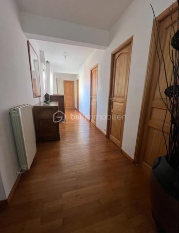 Maison contemporaine haut de gamme avec terrain constructible d'environ 1100 m²

A seulement 15/20 minutes à pied de la gare de Sainte-Geneviève-des-Bois (RER C), découvrez cette superbe maison contemporaine à toit plat, aux prestations haut de gamme et sans aucun travaux à prévoir.

Édifiée sur un magnifique terrain arboré et constructible d'environ 1100 m², cette propriété développe de très beaux volumes sur deux niveaux (rez-de-chaussée + étage) et offre un cadre de vie rare, alliant confort, modernité et potentiel d’évolution.

La maison se compose notamment :

* d’une vaste pièce de vie lumineuse,
* d’une cuisine moderne parfaitement équipée,
* de 4 chambres spacieuses,
* de 2 salles d’eau et 1 salle de bains, 5 wc
* ainsi que de nombreux espaces de rangement.

Les prestations sont de grande qualité : matériaux soignés, finitions impeccables, bonne performance énergétique, aucun travaux à prévoir.

Le terrain, avec arrosage intégré, est entièrement exploitable et constructible, donc représente une véritable opportunité pour :

* un entrepreneur souhaitant allier habitation et activité professionnelle,
* un projet familial,
* ou encore une division parcellaire / projet immobilier.